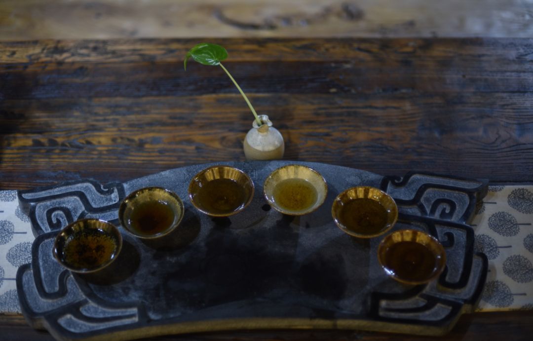 粗瓷茶具-大宋定窑精美斗笠杯放在石茶盘上