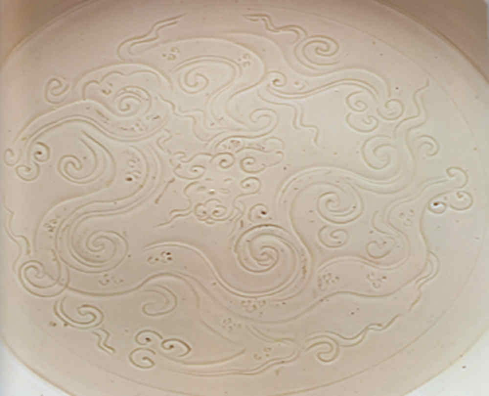 收藏于台北故宫博物院的定窑白瓷划花螭龙纹折沿盘.jpg
