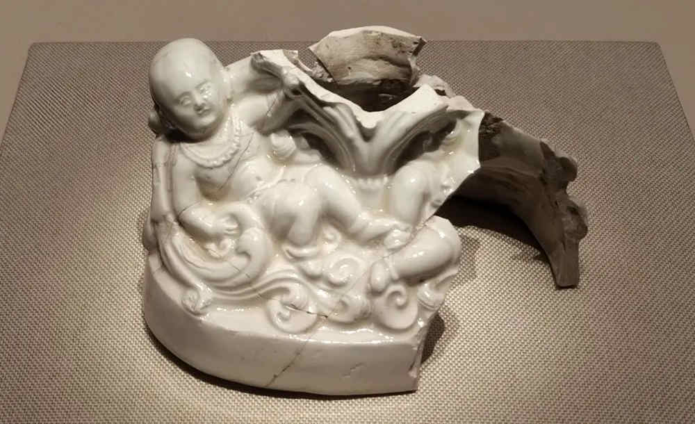 河北省古陶瓷学会收藏的白釉双婴枕标本（北宋）.jpg
