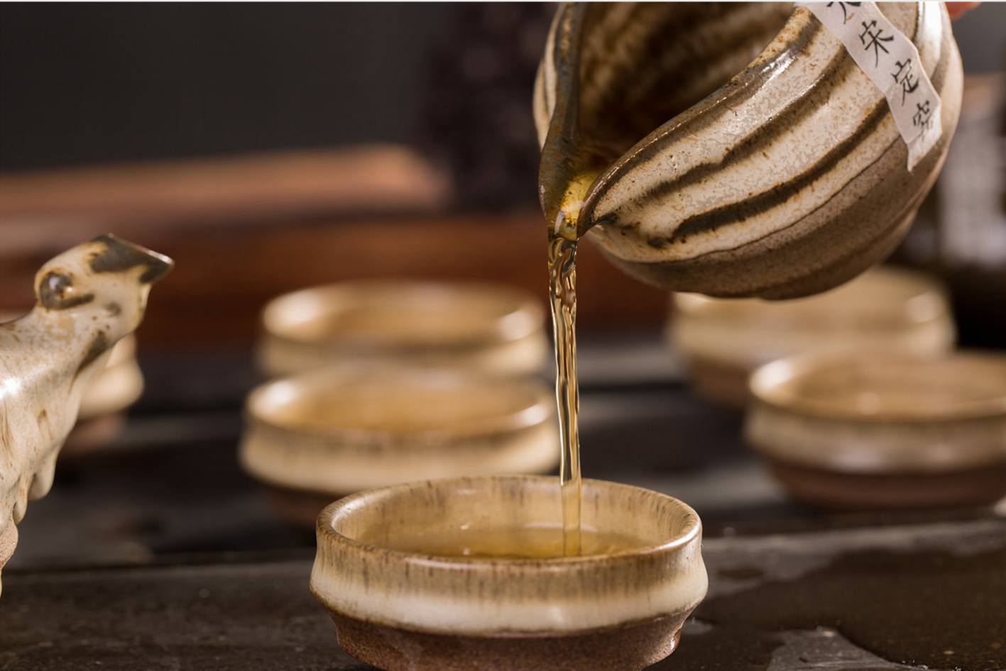 粗瓷茶具-大宋定窑行云流水套装中的茶壶冲出的茶汤