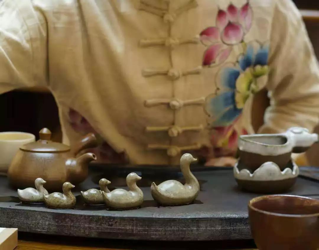 大宋定窑茶艺师在展示茶艺