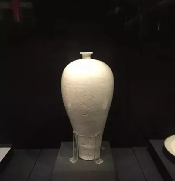 收藏于故宫博物院的北宋定窑白釉刻花花卉纹梅瓶