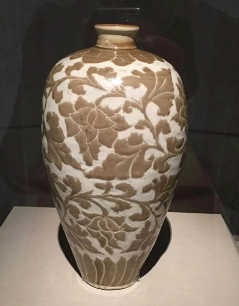 收藏在大英博物馆的定窑白地褐彩梅瓶