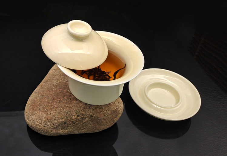 大宋定窑设计的白瓷盖碗，白中闪黄，温润如玉