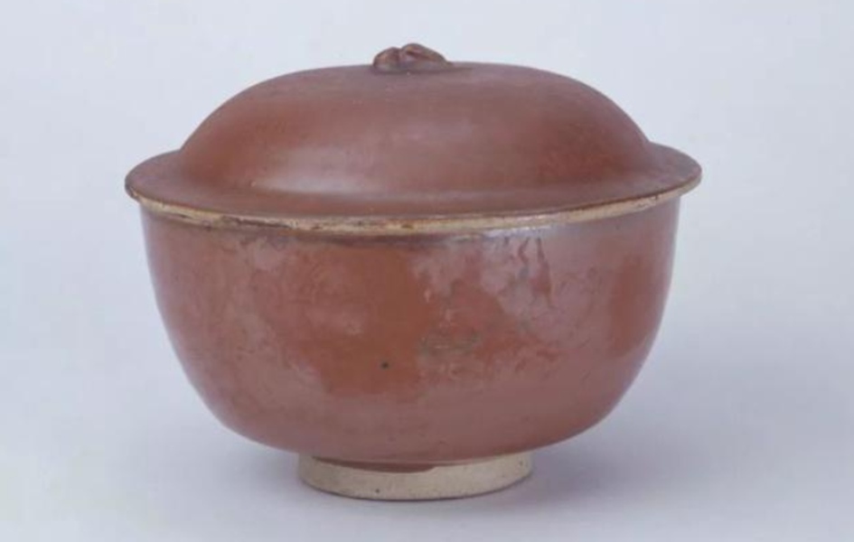 宋代定窑酱釉盖碗，带有微微的红色