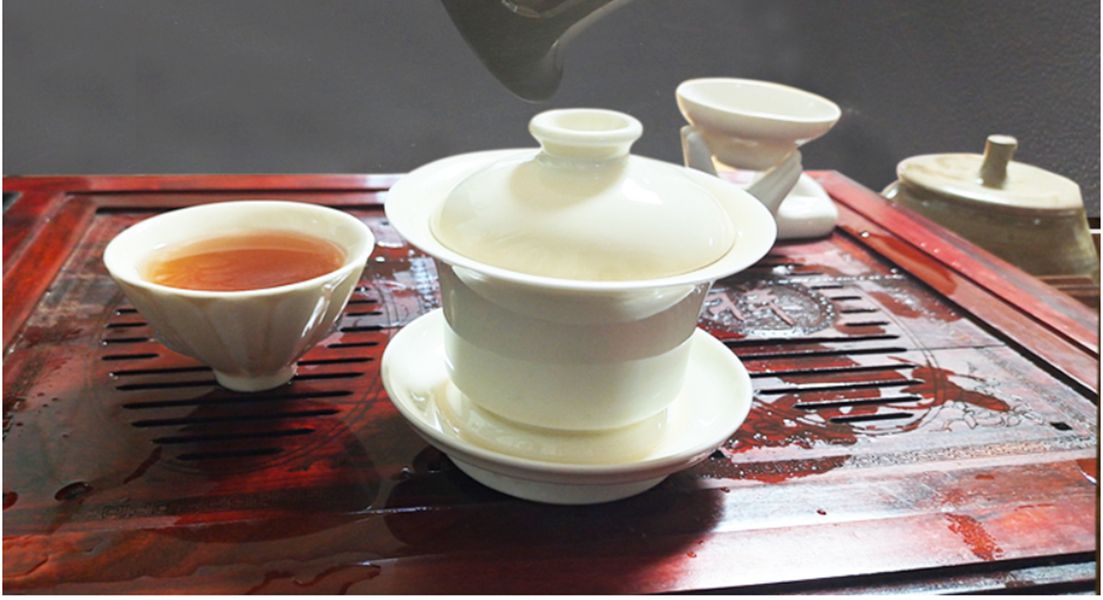 大宋定窑设计的白瓷盖碗，白中闪黄，温润如玉
