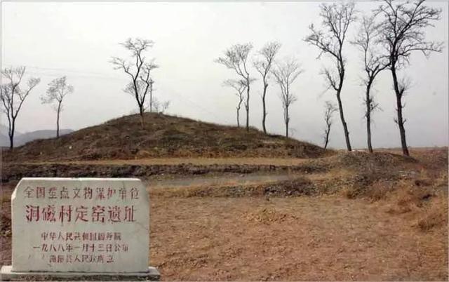 定窑遗址位于涧磁村，现在是全国重点文物保护单位
