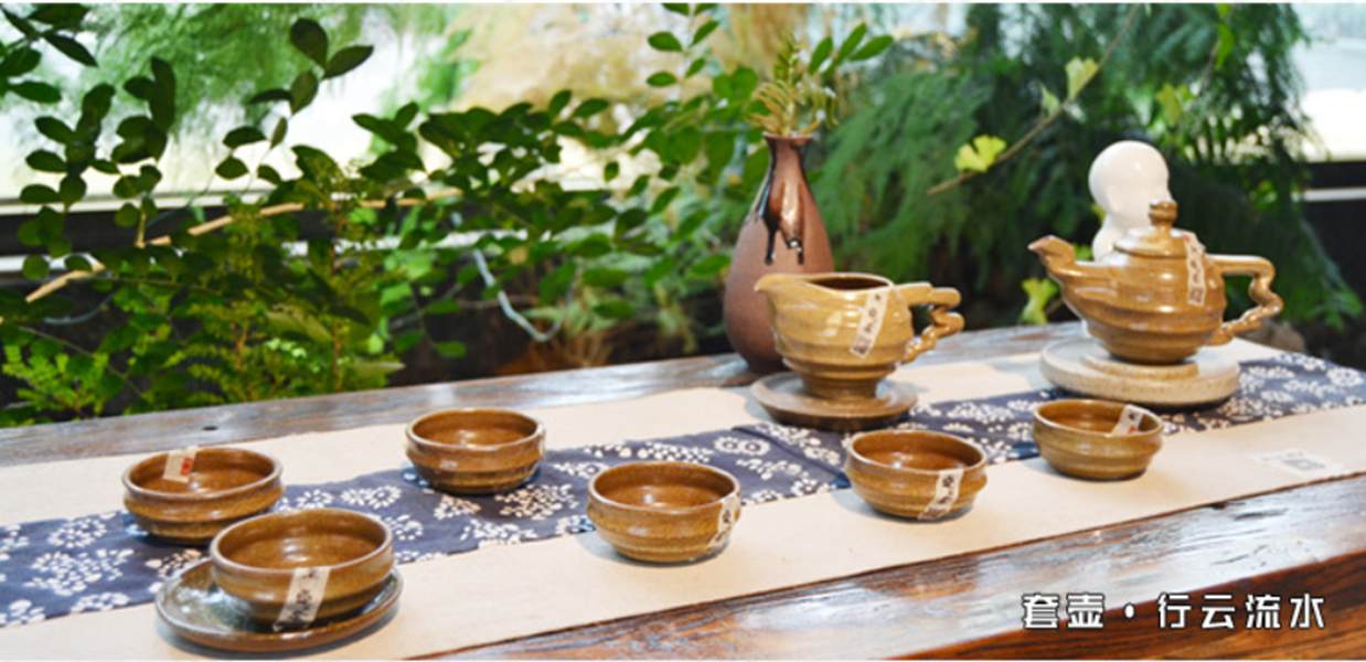 大宋定窑设计的心云流水茶具套装摆放在茶台上