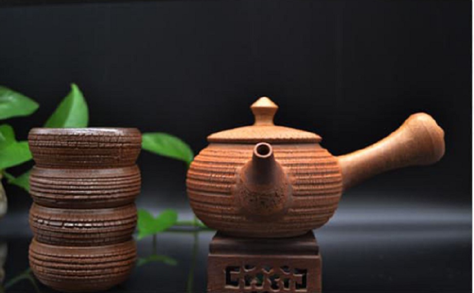 定瓷茶器：摆放在茶台上的大宋定窑手工裂变壶，重温唐风，再现历史的美妙感