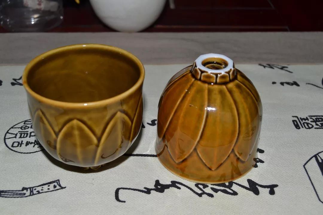 大宋定窑设计的九瓣莲花杯，将曲阳石雕和定瓷烧制这两项非遗文化融合在一起